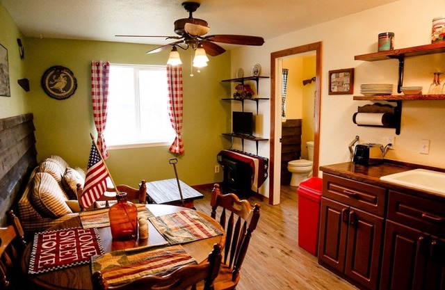 Private guest suite, separate entrance, w/kitchenette and patio