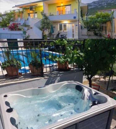Private heated pool and jacuzzi #House Sandra