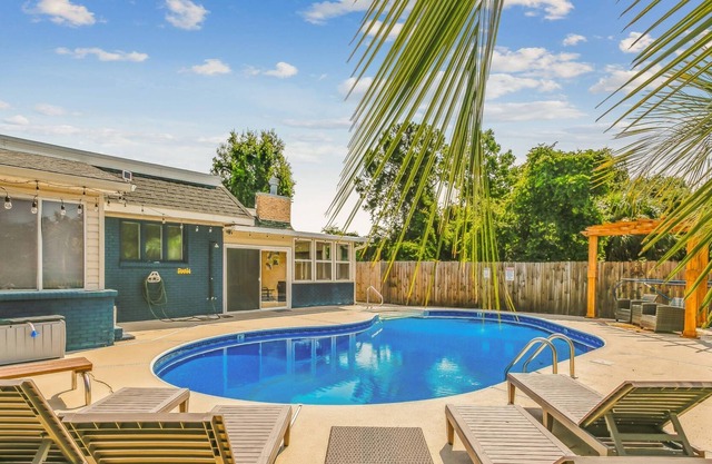 Private Heated Pool, Hot Tub, Game room, Kayaks | Minutes to the Beach | The BEST Home for Families