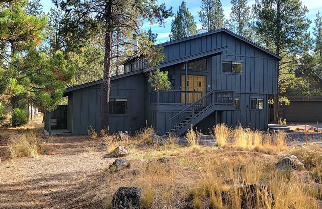 Private home with hot tub, 8 SHARC passes, bike paths, close to Deschutes River