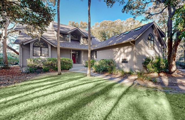 Private home with large deck and views of a lagoon – walk or bike to the beach