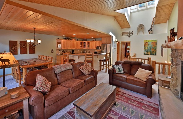 Private Hot Tub and a private deck with VIEWS!