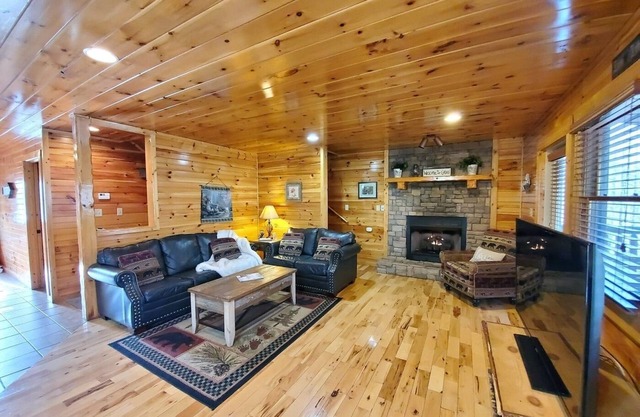 Private HotTub,close to ❤️ of Gatlinburg,RockyTop Sports,parking,WIFI,Game Rm