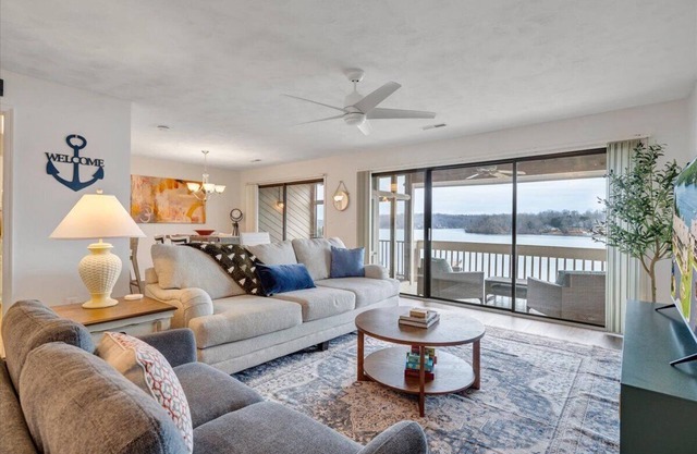 Private lakefront condo with beautiful lake views!