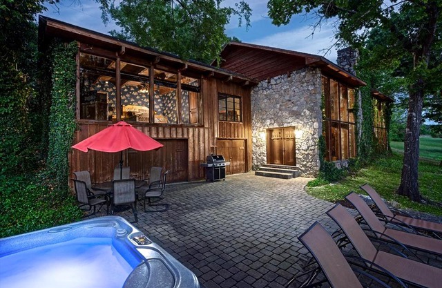 PRIVATE Lakefront Cabin HOT TUB Pool Table WIFI Amazing VIEW Close to Branson