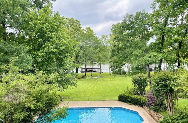 Private Lakeside Retreat w/private pool & boat dock. 15 to downtown Hot Springs.