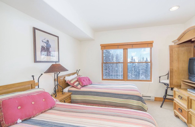 Private Lock-Off Room With Access to Hot Tub, Pool and Fire Pit