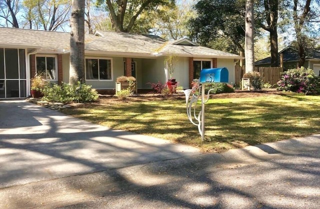 Private luxury studio- 10 mins downtown and Folly