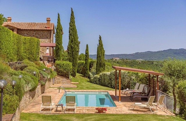 PRIVATE LUXURY VILLA WITH HEATED SWIMMING POOL AND HEATED JACUZZI