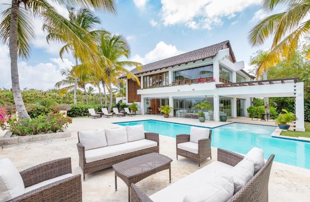 Private Luxury Villa with Staff & Pool