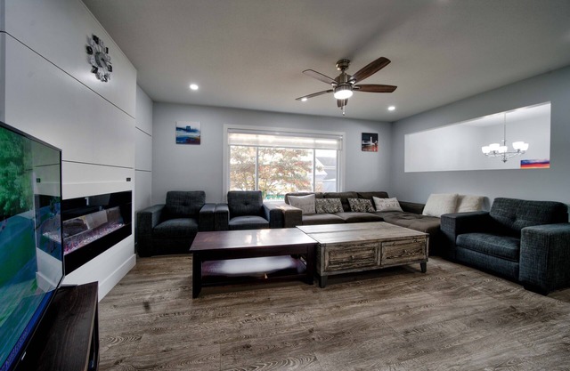 Private modern home, 5 beds, Central Langley