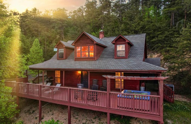 Private Mountain Cabin, hot tub escape in the Smokies, with THE view
