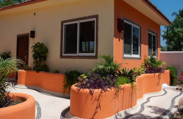 Private new CASITA, A/C, pool, beach access, private patio & nearby restaurants.