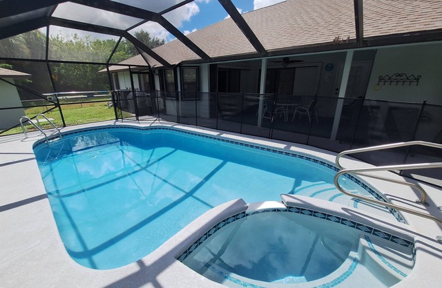 Private Oasis! Heated Pool, Lanai with Poolside Bathroom, Grill, Mins to Beach!