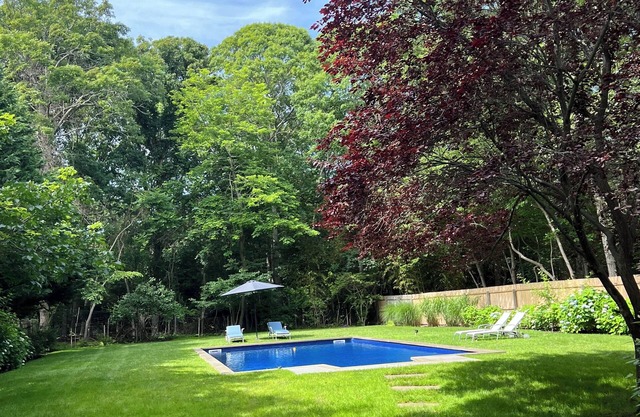Private Oasis. Walk to Waterfront Dining. Large Garden & Pool. Dog-Friendly