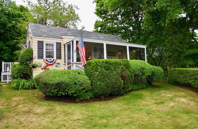 Private Pet Friendly hideaway near the beach and town center.