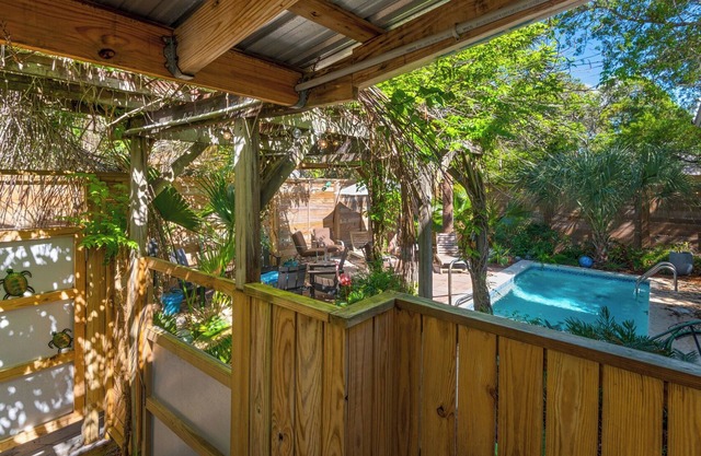 Private Pool, 3 Minutes to the Beach, Hidden Oasis in BMB