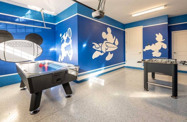 Private pool/Complimentary shuttle to the Parks/communal facilities