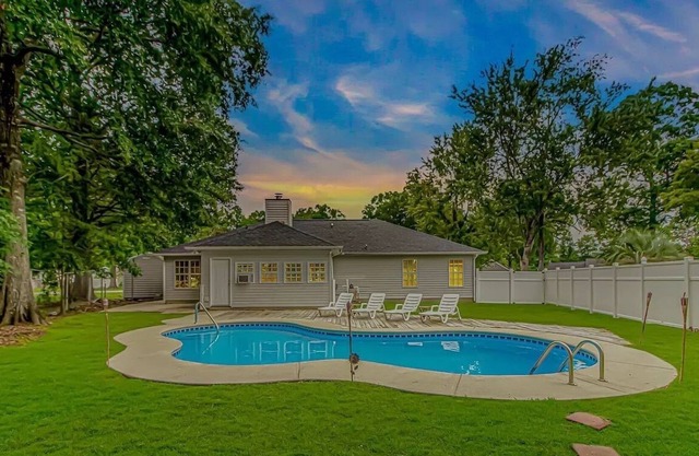Private Pool, LAKE FRONT large luxury home