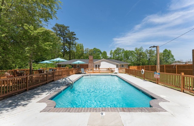 Private pool Sleep12 Stylish Ranch Min from airport