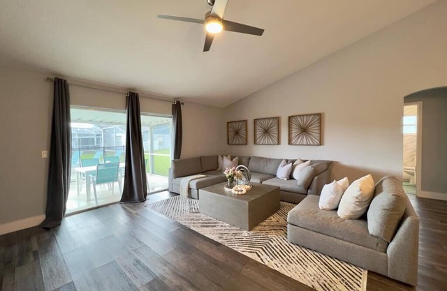 Private Pool w/spacious living/kitchen remodeled home 5 min to shop/Eating & Fun