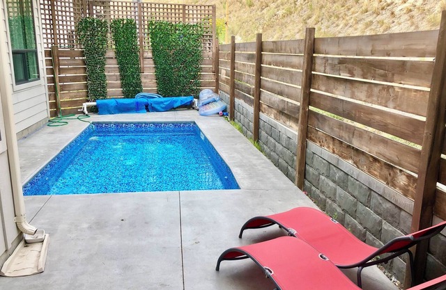 Private Pool, Walk to the Lake!
