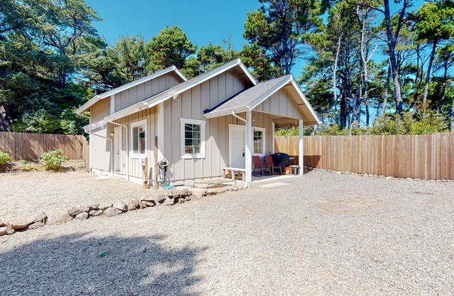 Private, quiet, dog-friendly home with firepit, 1/4 mile from Heceta Beach