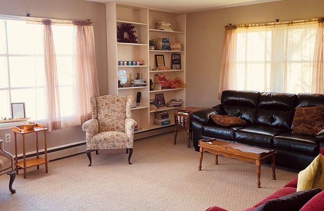 Private relaxing 5-bedroom farmhouse in Gansevoort with AC, WiFi