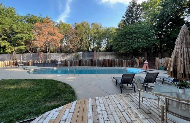 Private Resort Lodge: Pool-Hot Tub—Billiards-Ping Pong-140 gift basket! 5500sf.