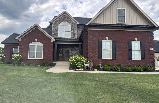 Private Resort - Luxury Pool & Pool House plus 4 bedroom home 13 miles to Derby