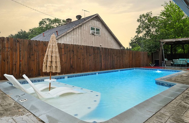 Private Retreat w/Pool, Patio, BBQ! 6BR 3BA Gem