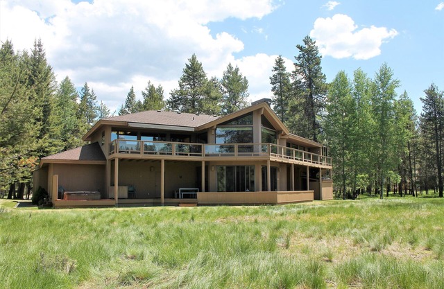 Private Riverfront Home with Panoramic Views, Hot Tub - SHARC Passes