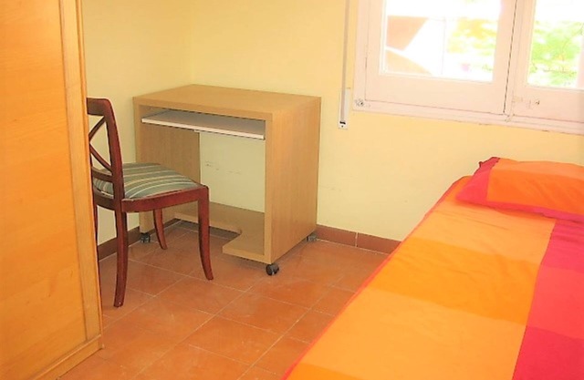 Private room (1) near the University with large terrace of 150 m2.