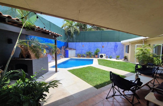 Private room in gorgeous shared Versalles house w/private heated/cooled pool