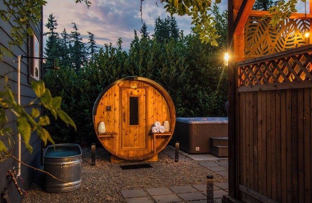 Private Sauna, Hot tub cold plunge retreat steps away from Golf course.