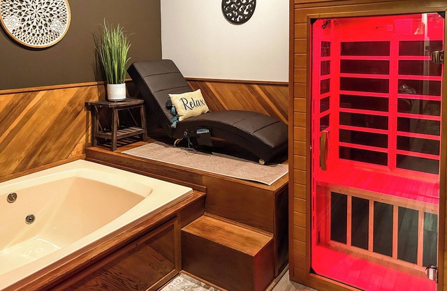 Private Spa, Fire Pit & Deck: Poconos Home!