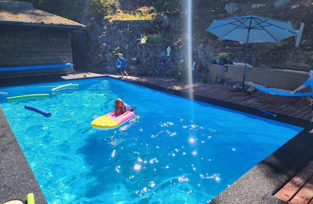 Private&Tranquil! Hiking trails, outdoor pool and hot tub!