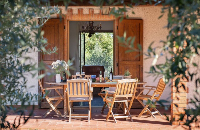 Private Villa with A/C, WIFI, private pool, TV, patio, pets allowed, panoramic view, close to Arezzo