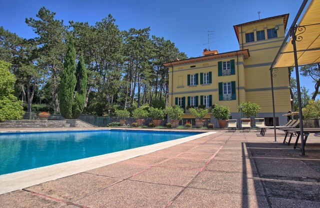 Private Villa with hot tub, WIFI, private pool, TV, panoramic view, parking, close to Arezzo