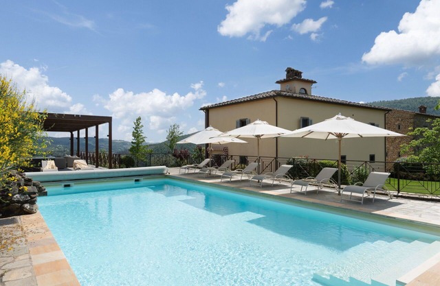 Private Villa with WIFI, A/C, hot tub, private pool, TV, patio, panoramic view, close to Arezzo