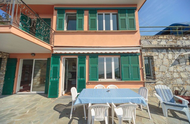 Private Villa with WIFI, hot tub, private pool, TV, patio, panoramic view, close to Portofino