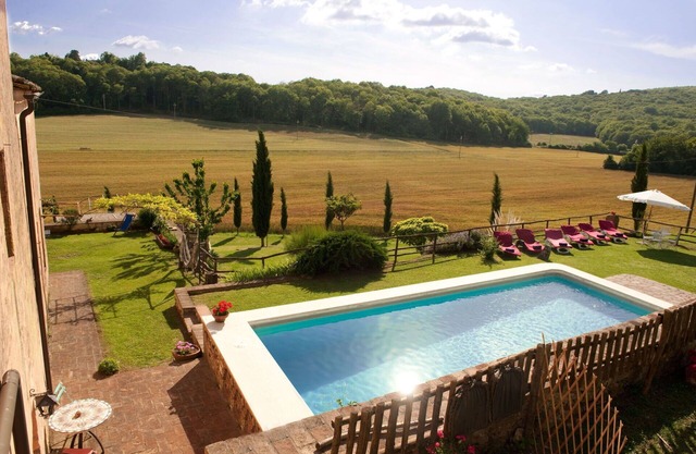 Private Villa with WIFI, A/C, hot tub, private pool, TV, patio, panoramic view, close to Siena