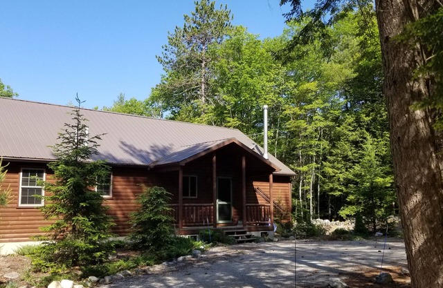 Private w/waterfront <5 min to Pleasant Mt & town. Dock, pool table, ping-pong