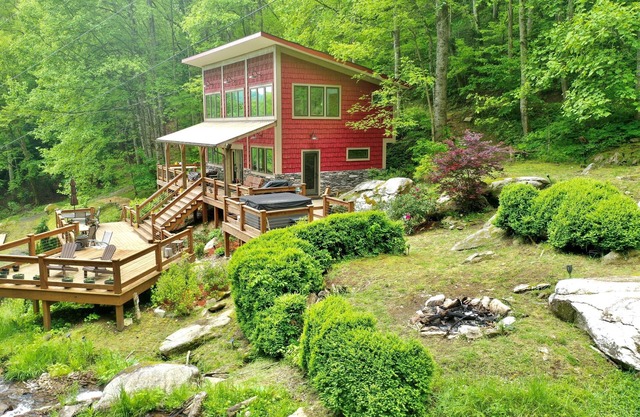 Private Waterfalls, Creek, Firepit, Hot Tub, Hiking & Level II Charging