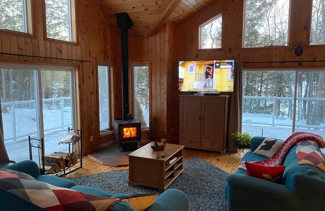 Private Waterfront Cottage/3-Bedroom/Hot Tub