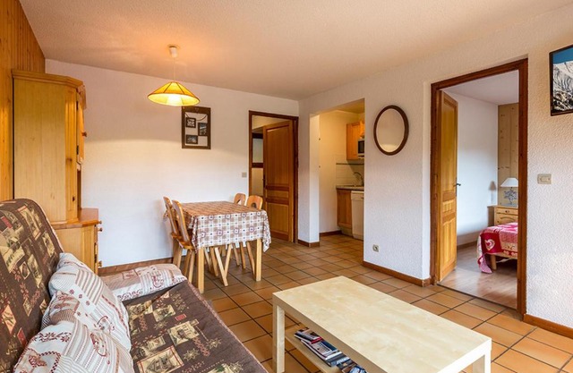 Proche village, aux pistes et espace aquatique, 2 pièces + coin nuit, garage, animaux admis - FR-1-437-31