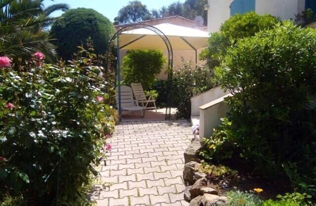 PROMO: air-conditioned 3 * 2-bedroom apartment, 600m from gigaro beach, garden.