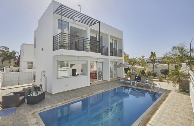 Protaras Pearl Villa PE18 - a villa that sleeps 6 guests in 3 bedrooms