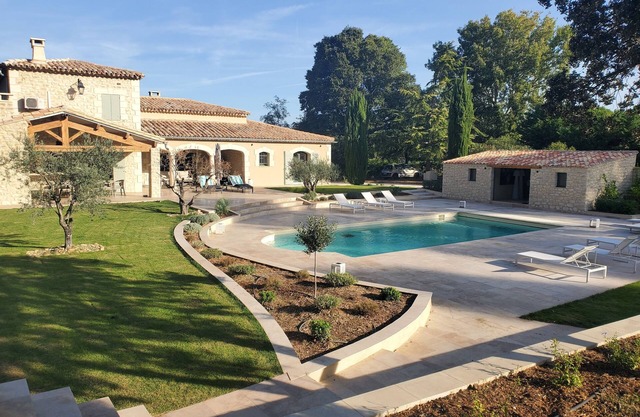 Provencal farmhouse 400 m2 on 1ha5 in the heart of the village of Fontvieille.