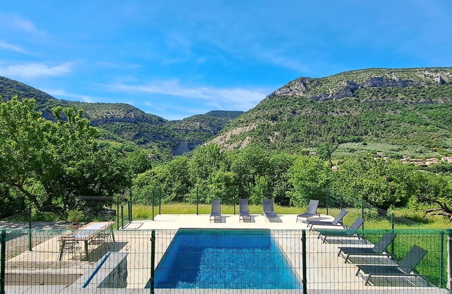 Provencal farmhouse/Heated pool*/14 people